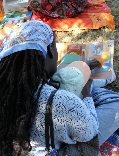 Bib en vadrouille - Maman et son fils dans un parc qui lit des livres