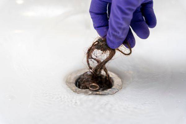 Cheveux bouchant une canalisation 