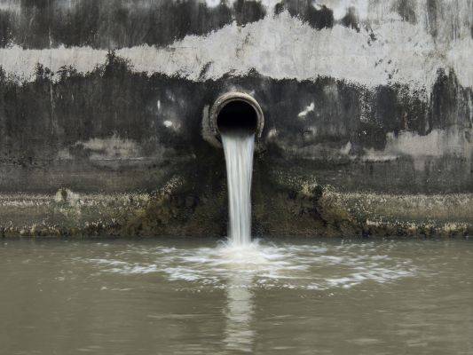 eau qui coule d'un tuyau