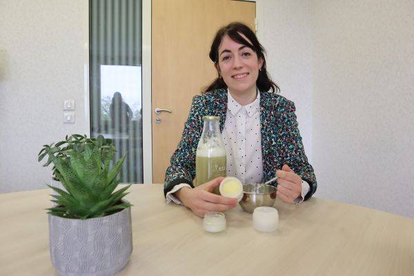 Aurélie Tourette, entrepreneuse présentant ses produits cosmétiques maison 