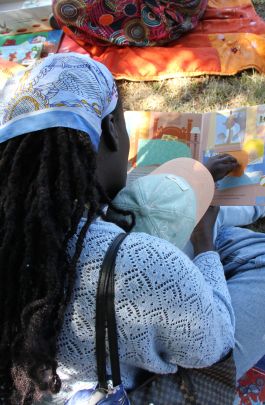 Bib en vadrouille - Maman et son fils dans un parc qui lit des livres
