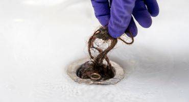 Cheveux bouchant une canalisation 