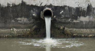 eau qui coule d'un tuyau