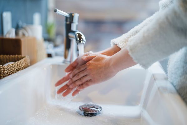 Lavage de mains à l'eau chaude