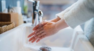 Lavage de mains à l'eau chaude