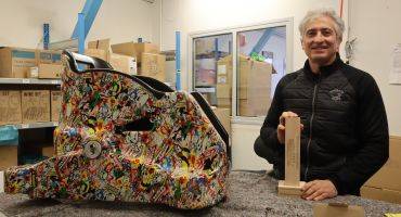 Jeff Impinna avec ses coques de fauteuils roulants et son trophée